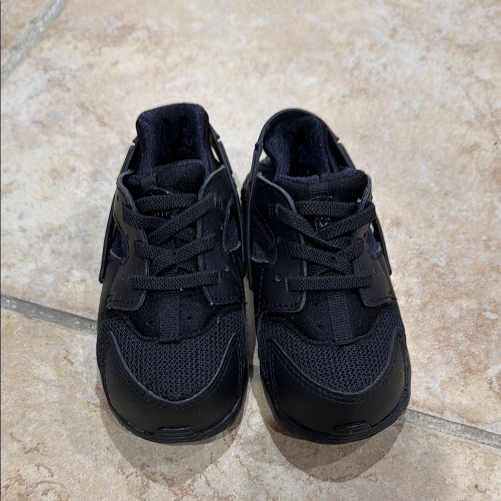 Brand new black toddler Nike Huarrache